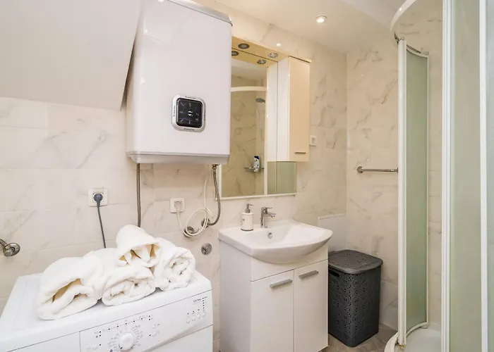 Zlatni Potok With Seaview