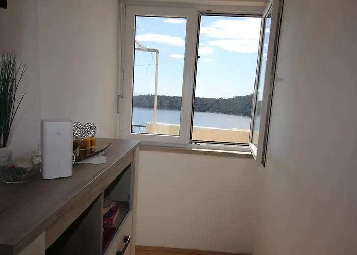 Zlatni Potok With Seaview