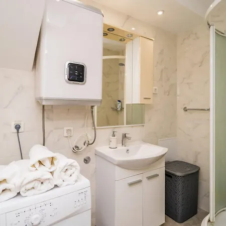 Zlatni Potok With Seaview